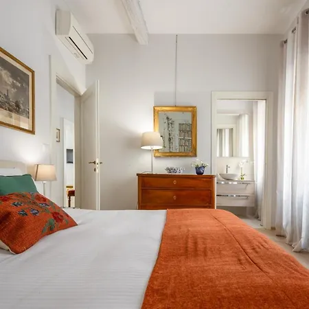 Appartamento Miracoli With View On The Canal R&r Venezia